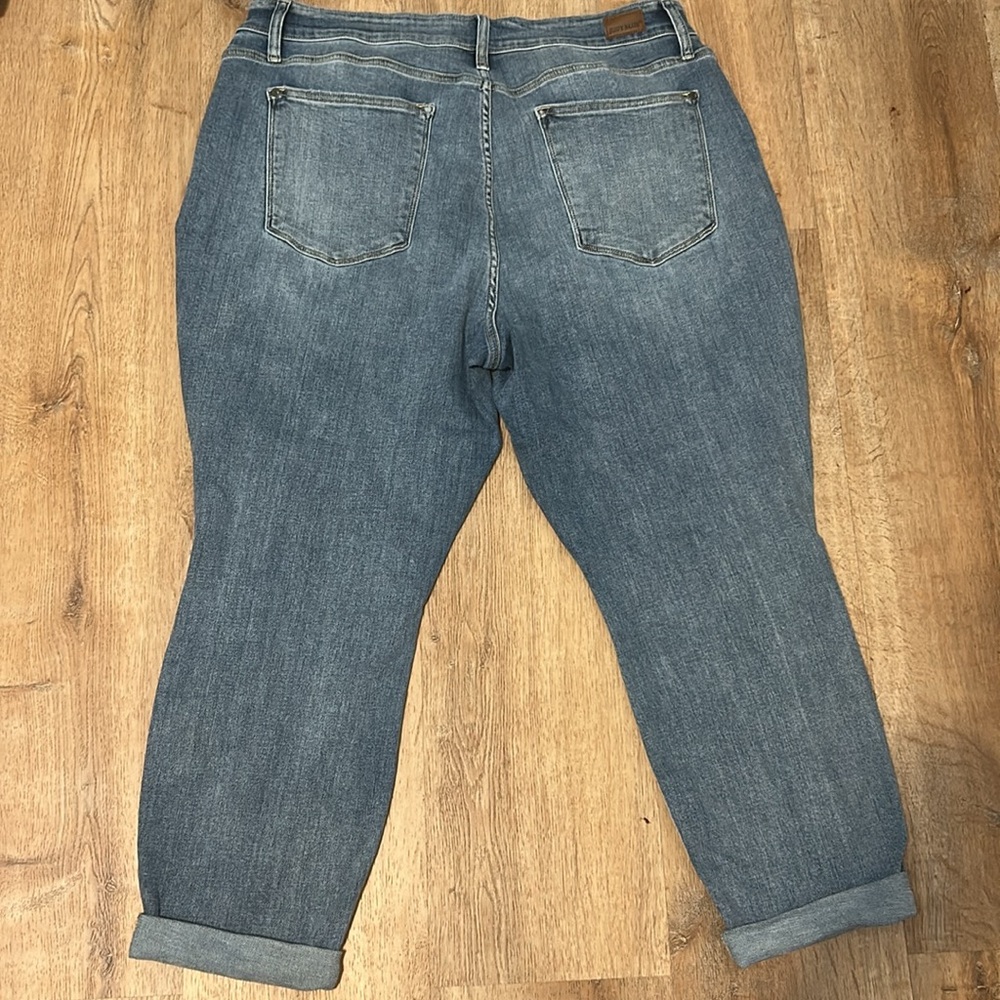 Judy Blue Cropped Medium Blue Boyfriend Jeans - Picture 5 of 5